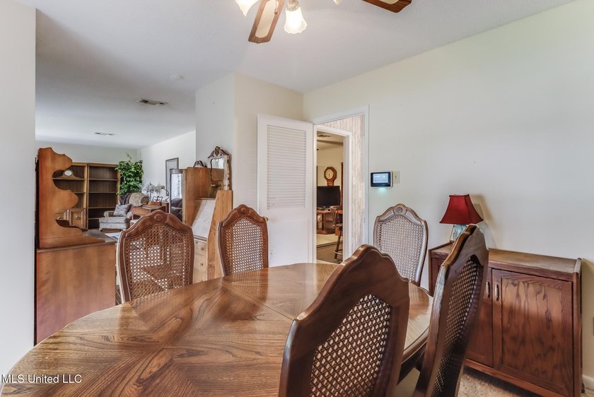 Back on market, BELOW APPRAISED VALUE. This spacious 3-bedroom - photo 5