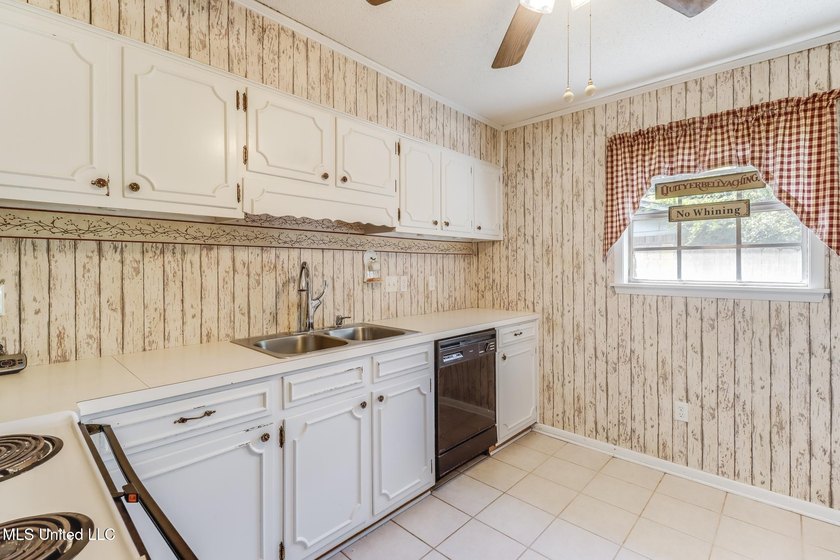Back on market, BELOW APPRAISED VALUE. This spacious 3-bedroom - photo 6