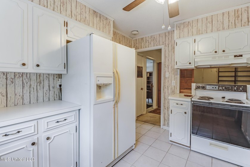 Back on market, BELOW APPRAISED VALUE. This spacious 3-bedroom - photo 7