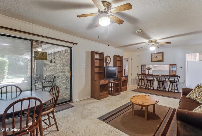 Back on market, BELOW APPRAISED VALUE. This spacious 3-bedroom - photo 9