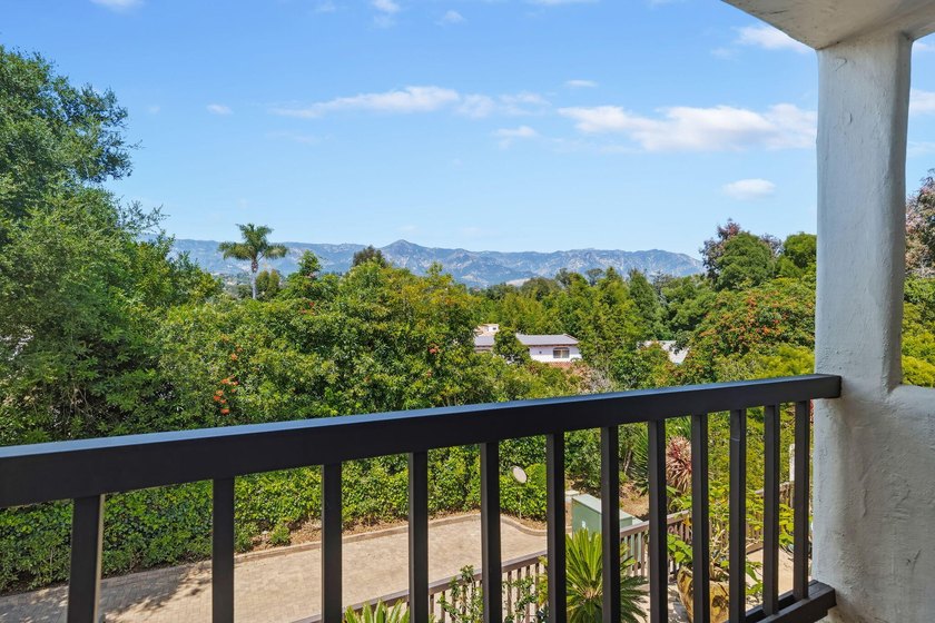 Ideally positioned just moments from Butterfly Beach, the Music - photo 13