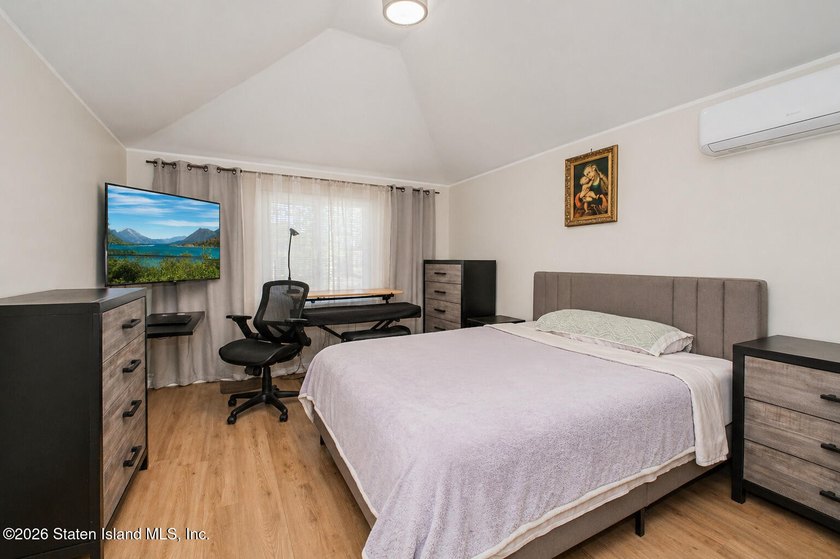 Welcome to this beautifully maintained 3-bedroom semi-attached - photo 15