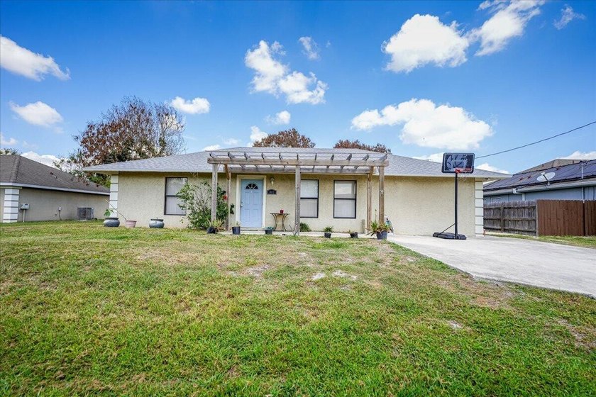 Spacious 3-bedroom, 2-bath CBS home located in a quiet - photo 2