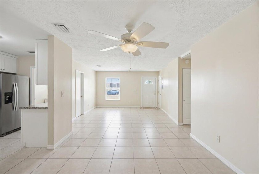 Spacious 3-bedroom, 2-bath CBS home located in a quiet - photo 3