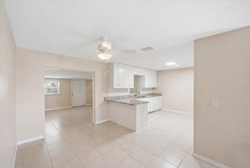 Spacious 3-bedroom, 2-bath CBS home located in a quiet - photo 4