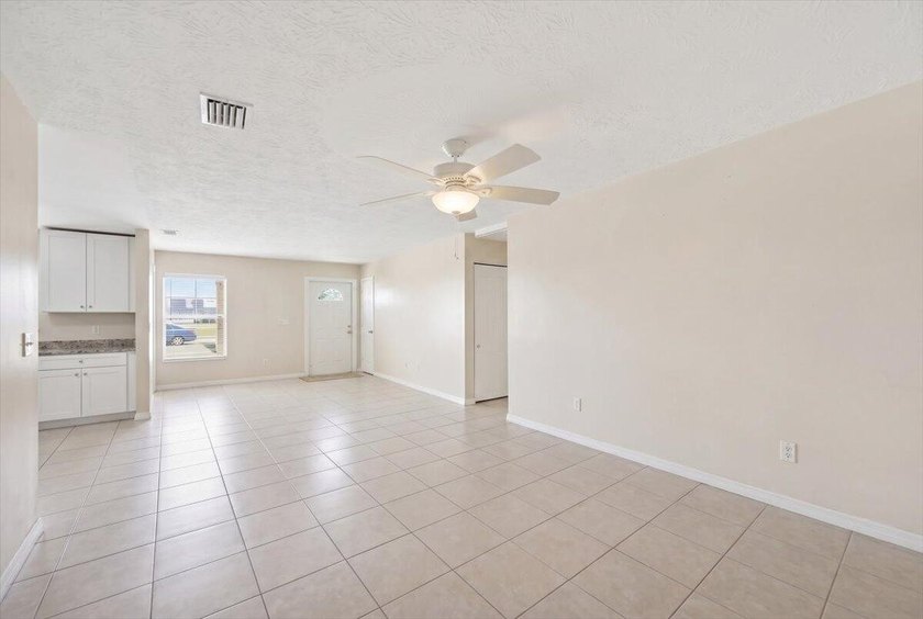 Spacious 3-bedroom, 2-bath CBS home located in a quiet - photo 5