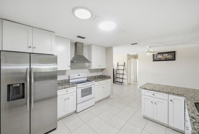 Spacious 3-bedroom, 2-bath CBS home located in a quiet - photo 6