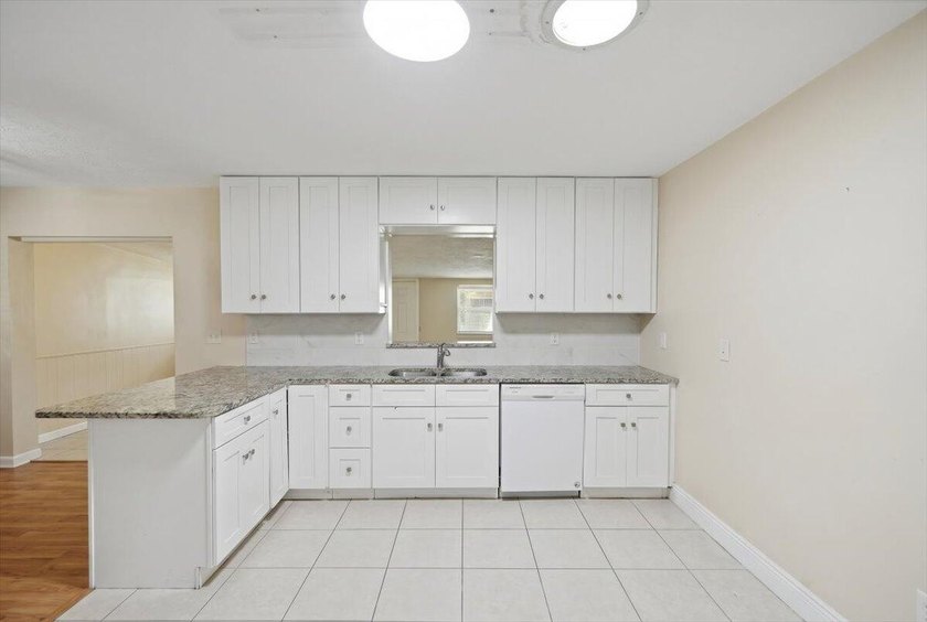 Spacious 3-bedroom, 2-bath CBS home located in a quiet - photo 7