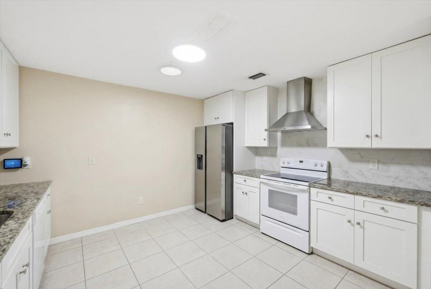 Spacious 3-bedroom, 2-bath CBS home located in a quiet - photo 8
