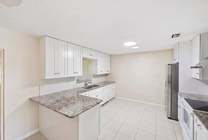 Spacious 3-bedroom, 2-bath CBS home located in a quiet - photo 9