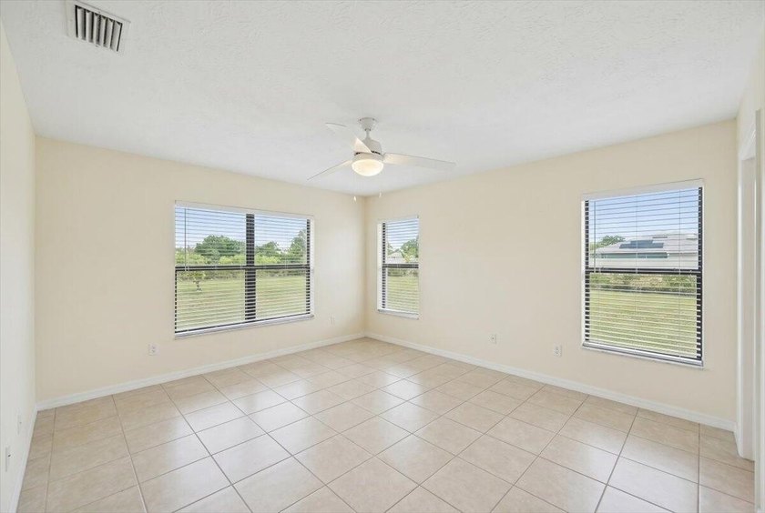 Spacious 3-bedroom, 2-bath CBS home located in a quiet - photo 10