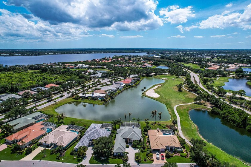 Nestled in the highly sought-after Ballantrae gated golf course - photo 3
