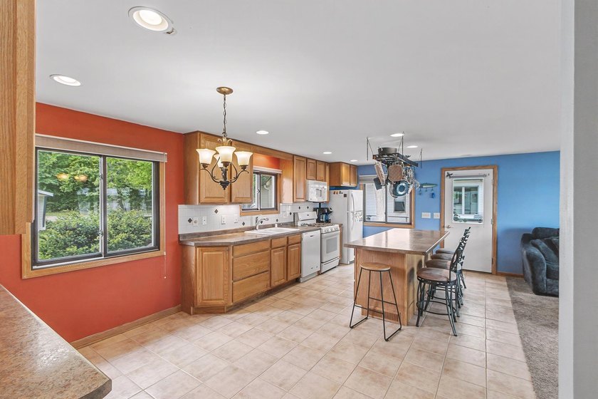 Experience the charm of lake living in this charming 3-bed - photo 4