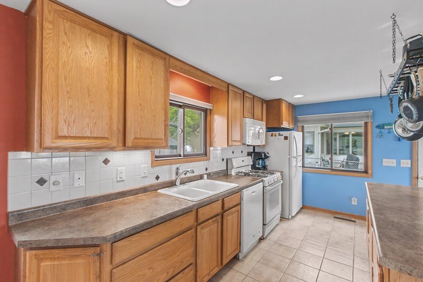 Experience the charm of lake living in this charming 3-bed - photo 6