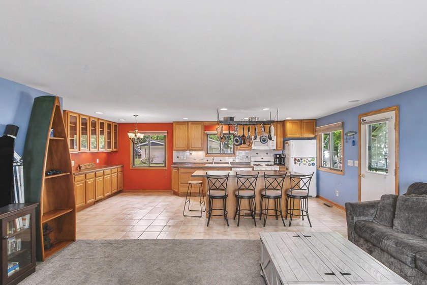 Experience the charm of lake living in this charming 3-bed - photo 8