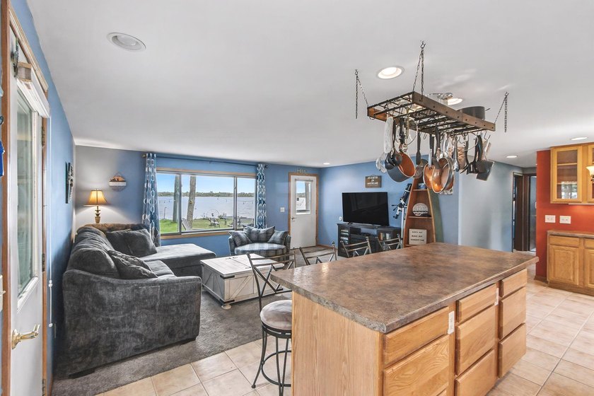 Experience the charm of lake living in this charming 3-bed - photo 10
