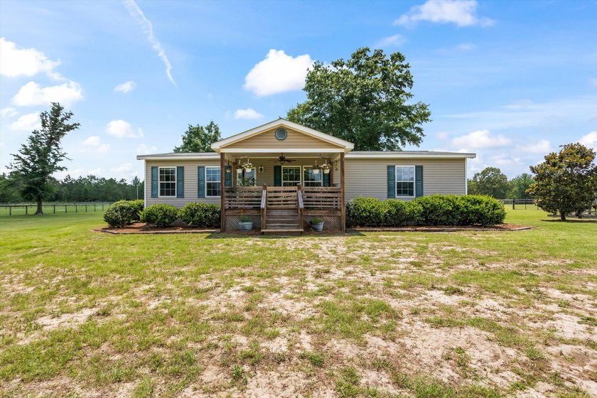 Welcome to a beautifully maintained, turn-key equestrian - photo 2