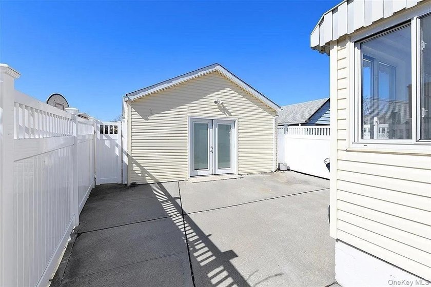 2-dwelling semi-detached with private driveway &amp; 400 Sq ft - photo 2