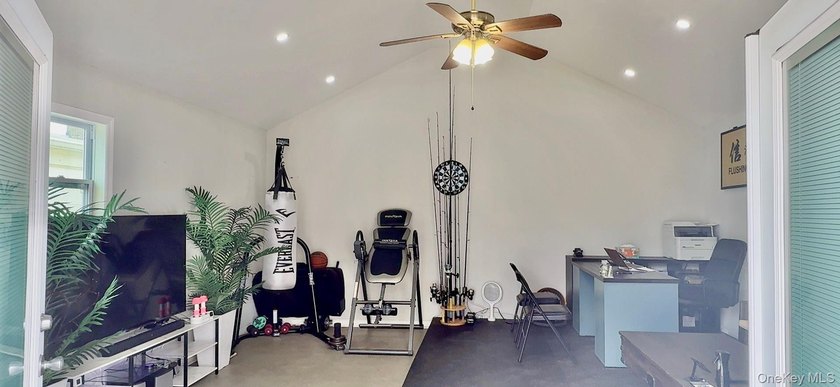 2-dwelling semi-detached with private driveway &amp; 400 Sq ft - photo 4