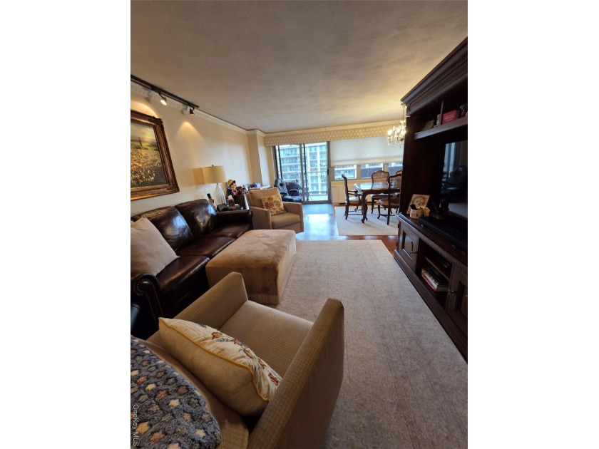 Luxury High Rise Building . Largest Deluxe One Bedroom With A - photo 2