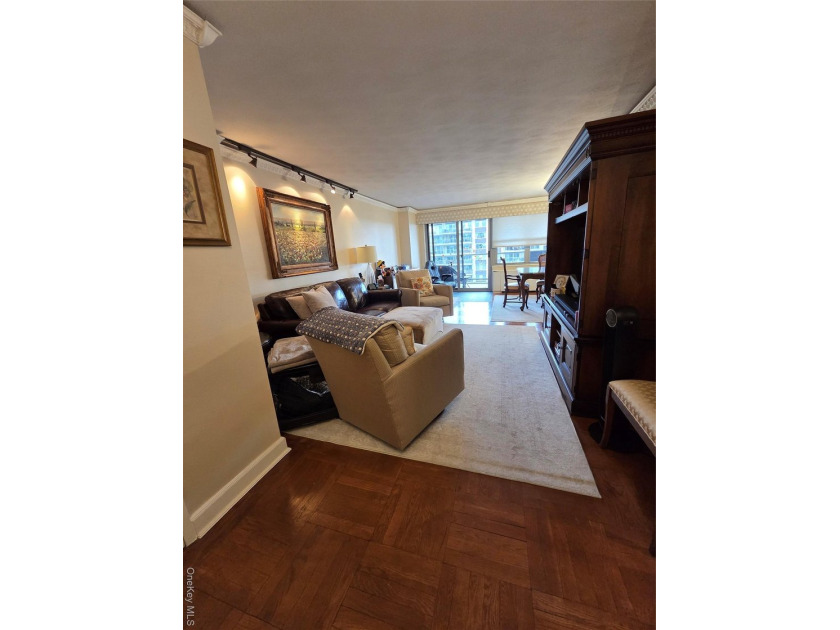Luxury High Rise Building . Largest Deluxe One Bedroom With A - photo 3