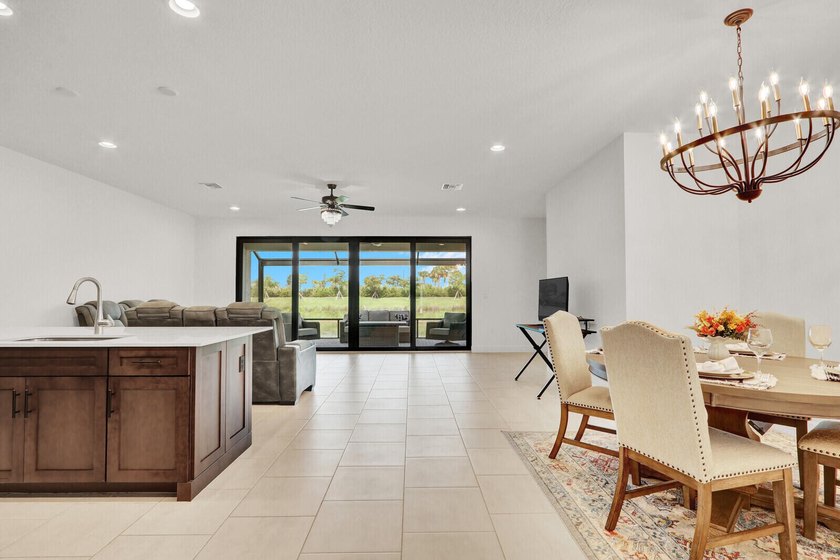 Welcome to luxury living in the highly sought-after Valencia - photo 11