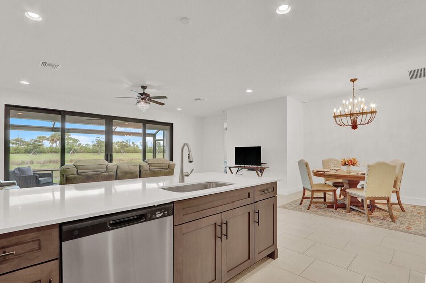 Welcome to luxury living in the highly sought-after Valencia - photo 12