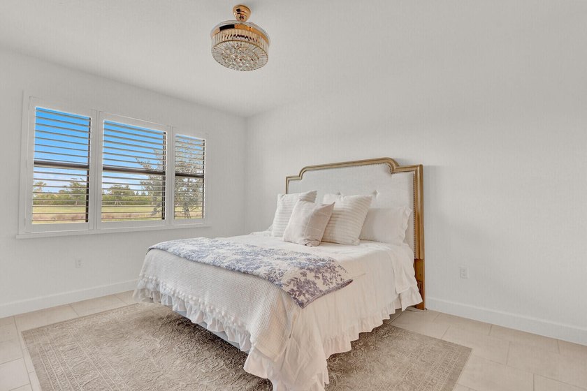 Welcome to luxury living in the highly sought-after Valencia - photo 15