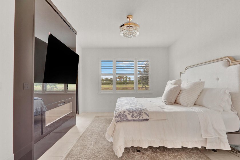 Welcome to luxury living in the highly sought-after Valencia - photo 16