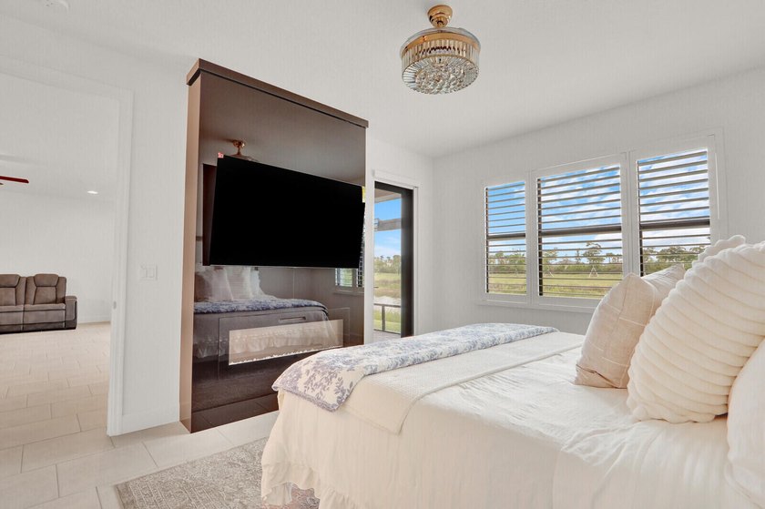 Welcome to luxury living in the highly sought-after Valencia - photo 17