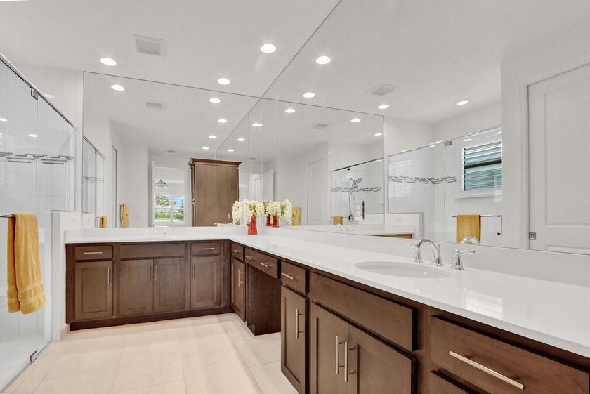 Welcome to luxury living in the highly sought-after Valencia - photo 18
