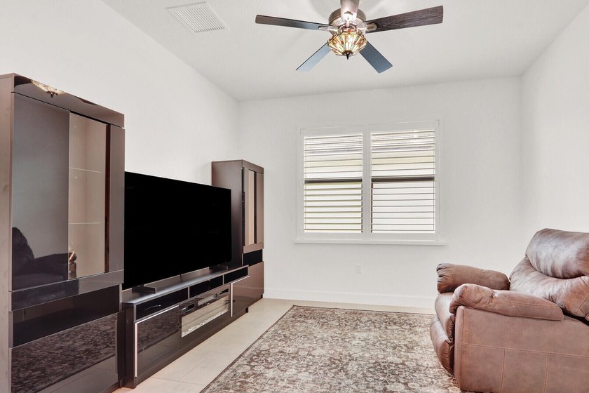 Welcome to luxury living in the highly sought-after Valencia - photo 19