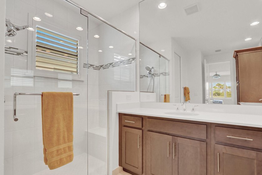 Welcome to luxury living in the highly sought-after Valencia - photo 20