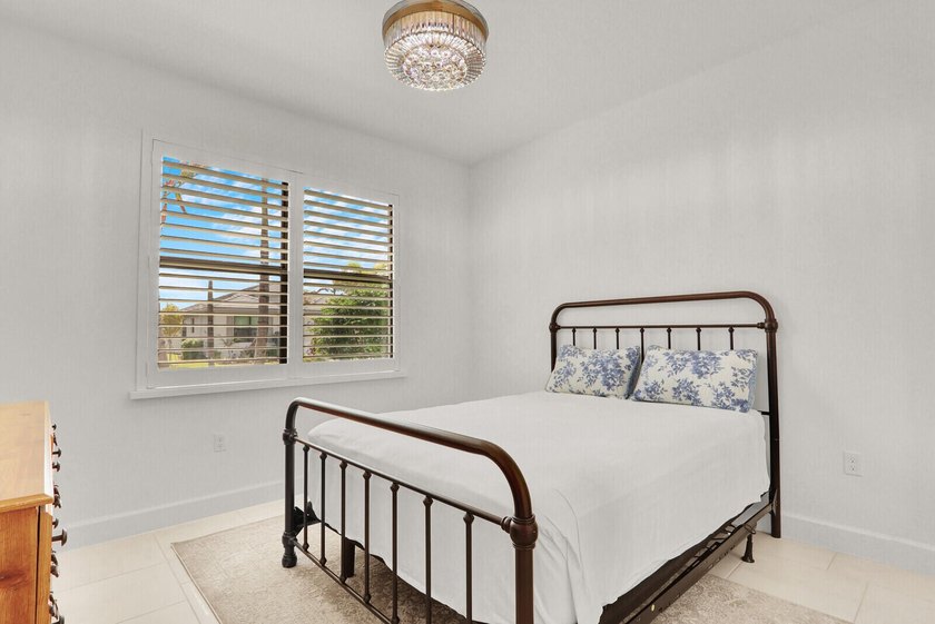 Welcome to luxury living in the highly sought-after Valencia - photo 21