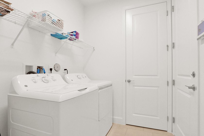 Welcome to luxury living in the highly sought-after Valencia - photo 23