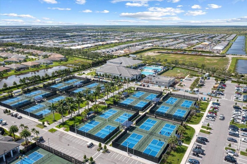 Welcome to luxury living in the highly sought-after Valencia - photo 46