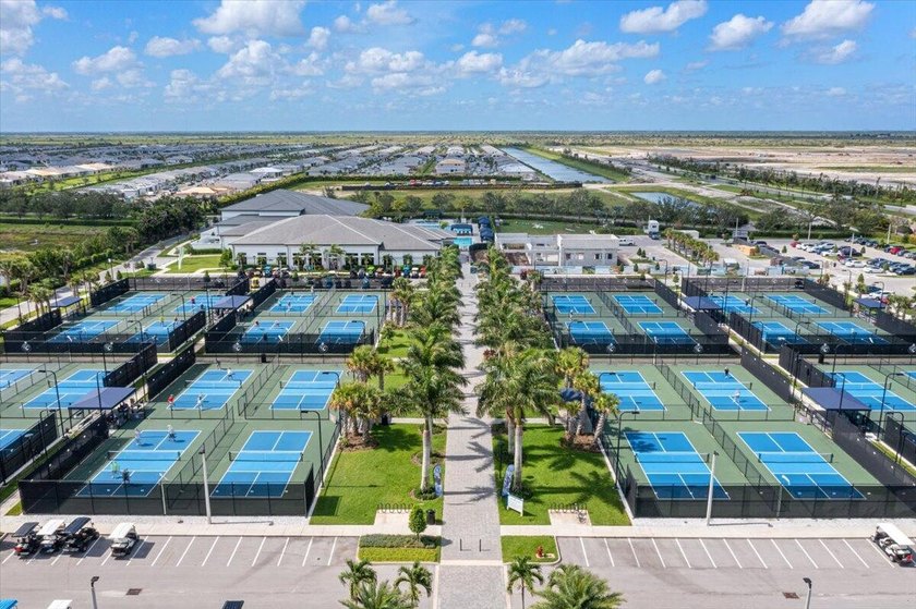 Welcome to luxury living in the highly sought-after Valencia - photo 47