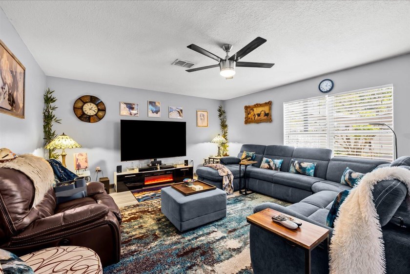 Completely renovated and move-in ready! This stunning 4BR/3BA - photo 11