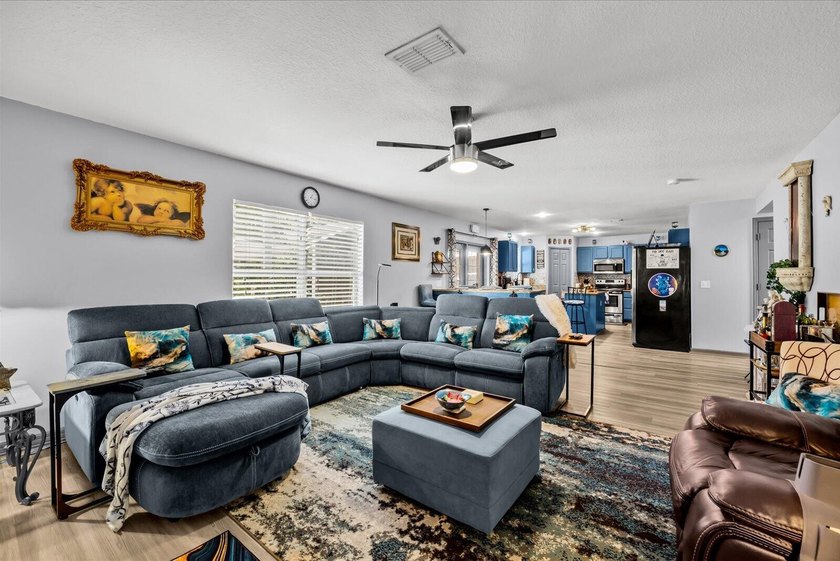 Completely renovated and move-in ready! This stunning 4BR/3BA - photo 12