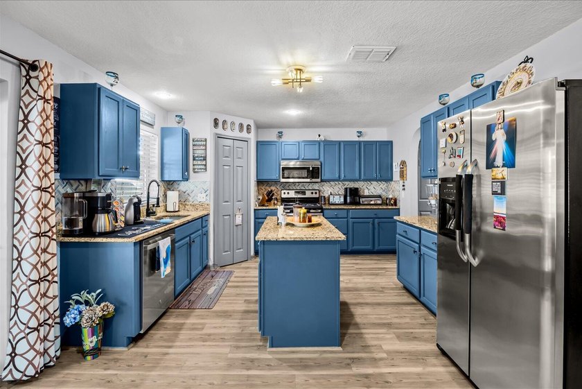 Completely renovated and move-in ready! This stunning 4BR/3BA - photo 14