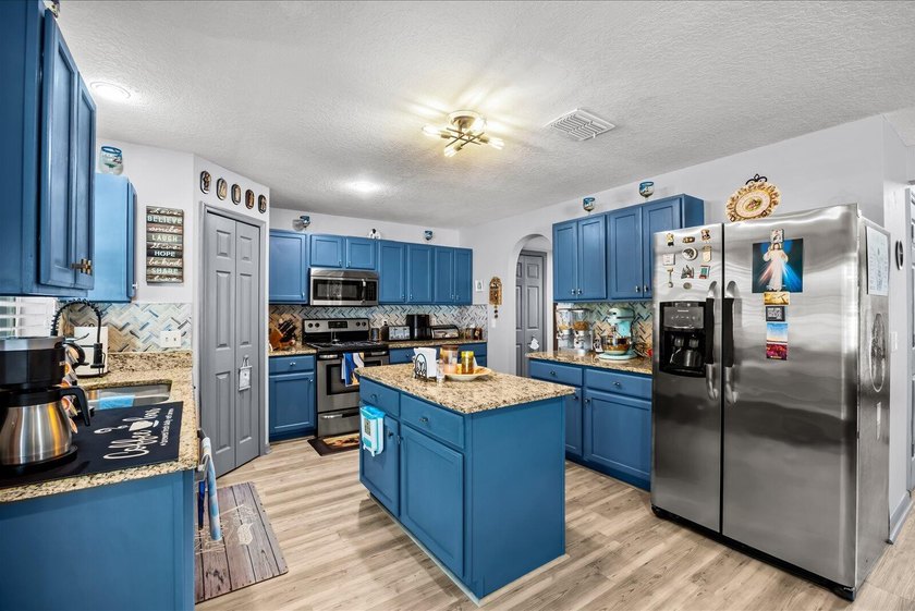 Completely renovated and move-in ready! This stunning 4BR/3BA - photo 15