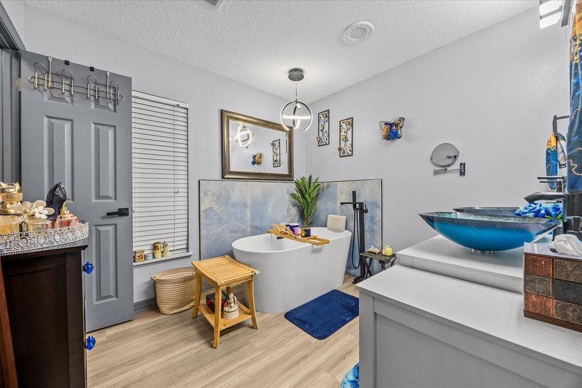 Completely renovated and move-in ready! This stunning 4BR/3BA - photo 26