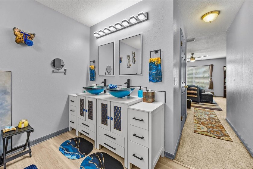Completely renovated and move-in ready! This stunning 4BR/3BA - photo 27