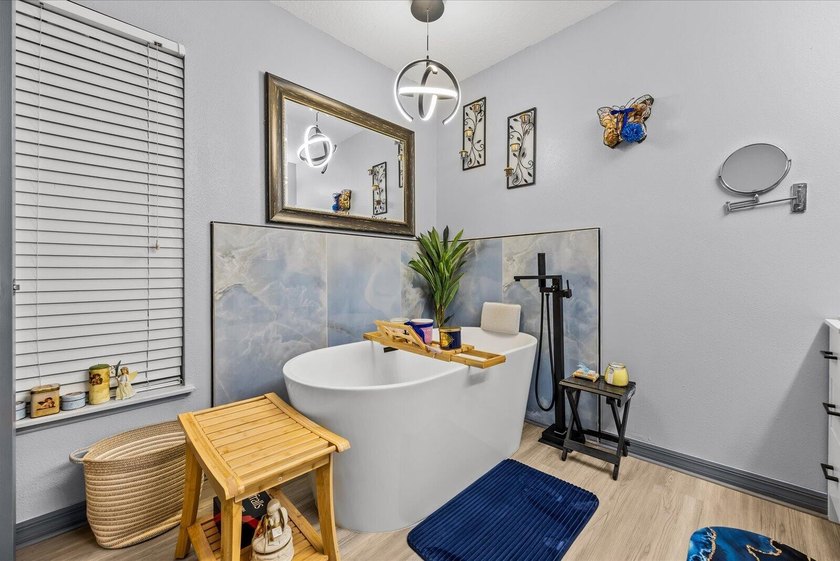 Completely renovated and move-in ready! This stunning 4BR/3BA - photo 28