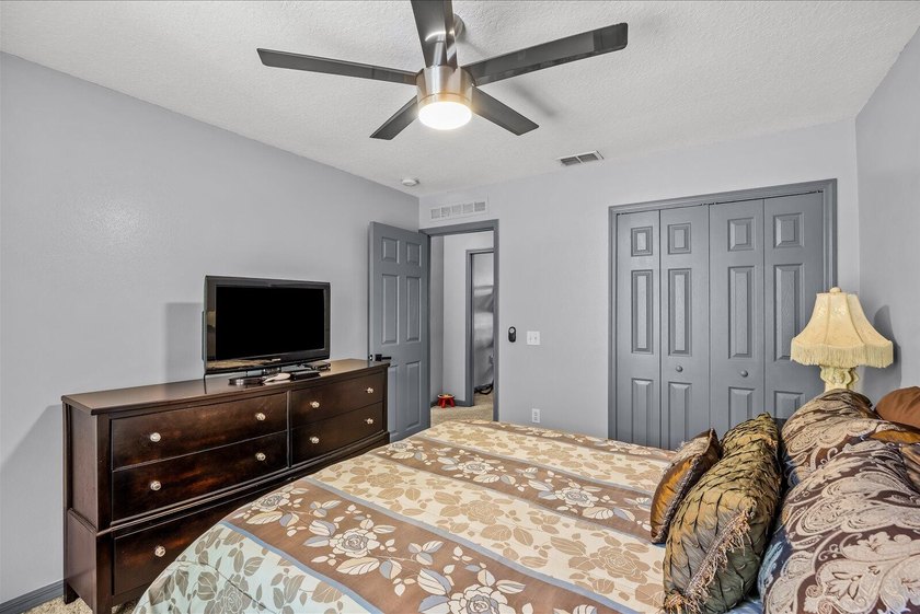 Completely renovated and move-in ready! This stunning 4BR/3BA - photo 31