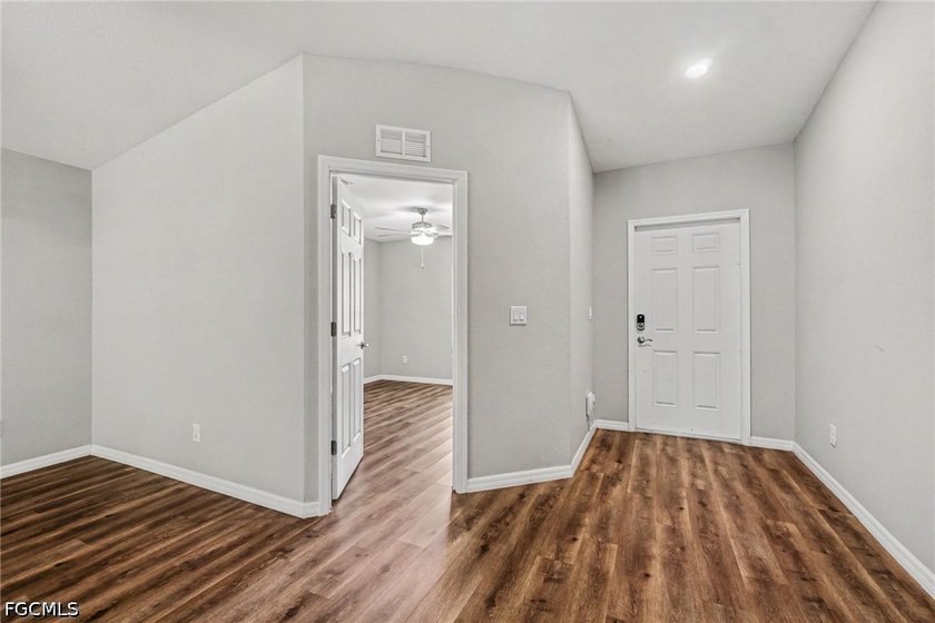 Move-in-ready four-bedroom, two-bathroom home located in Port - photo 3