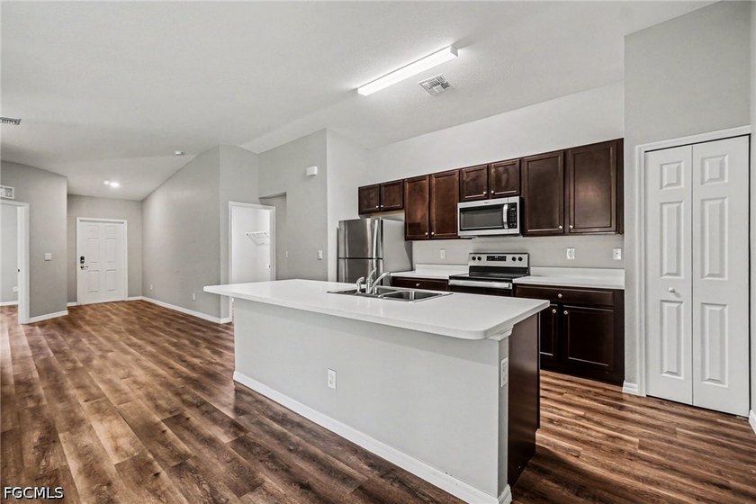Move-in-ready four-bedroom, two-bathroom home located in Port - photo 8