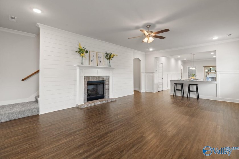 Exceptional move-in ready 4BR/3BA home with freshly painted - photo 3