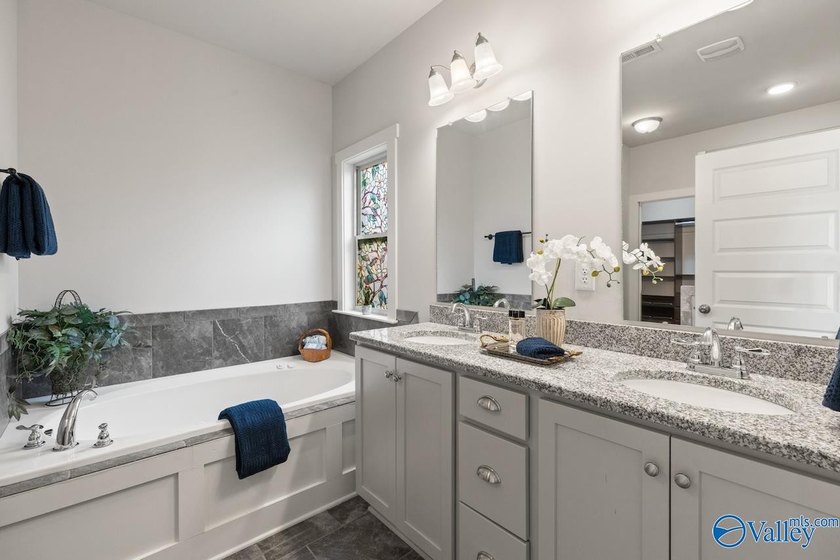 Exceptional move-in ready 4BR/3BA home with freshly painted - photo 9