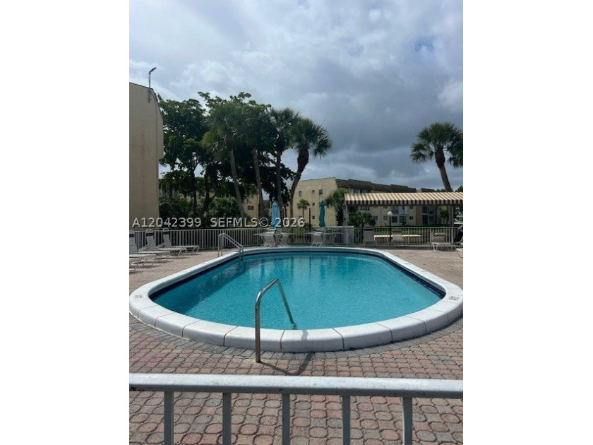 1 bedroom 1 bathroom with den, corner unit with lake view - photo 13